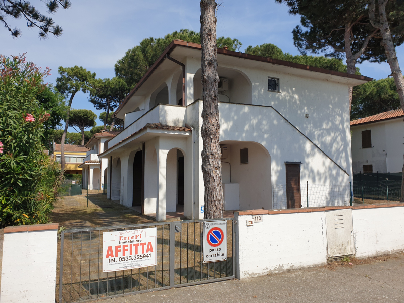 Small villa on the ground floor, with independent entrance and garden with parking space for rent in Lido degli Estensi - Veb 113