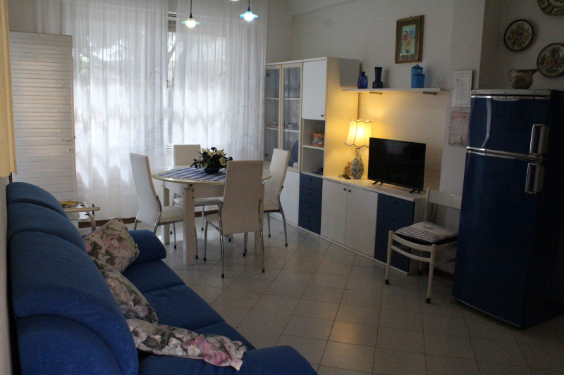 Spacious apartment with three bedrooms and two bathrooms for rent in Lido di Spina in the Logonovo area -Valli  A1