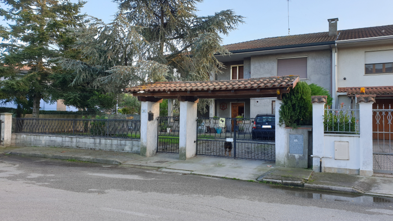 Semi-detached villa on two levels, with large courtyard and garage, for sale in San Giuseppe - Gorizia