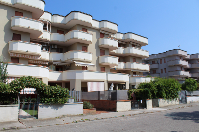 Three-room apartment in a residential complex with swimming pool for sale in Lido delle Nazioni