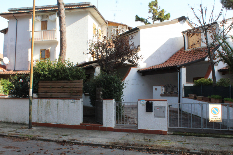 Terrace villa with private garden and three bathrooms in Lido di Spina